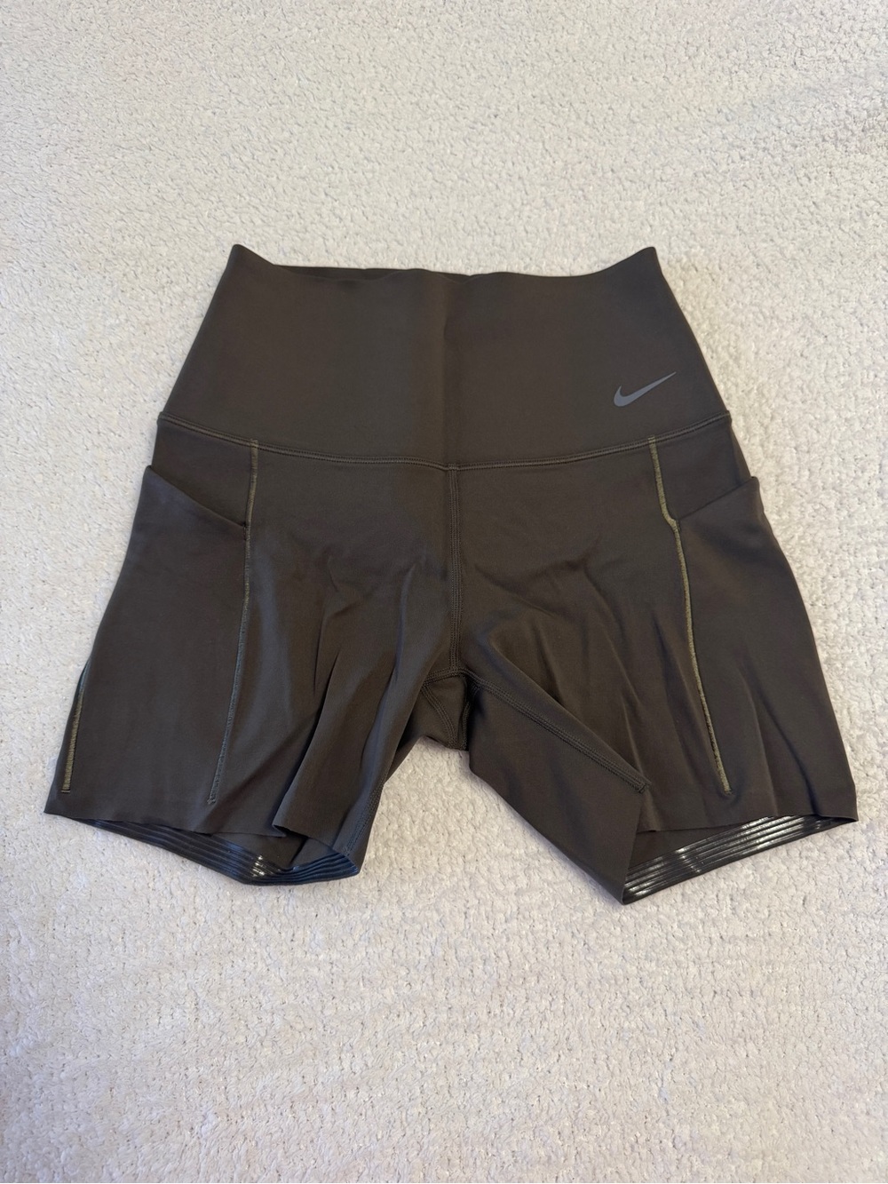 Nike Universa Women's Green High-Waist Performance Biker Shorts